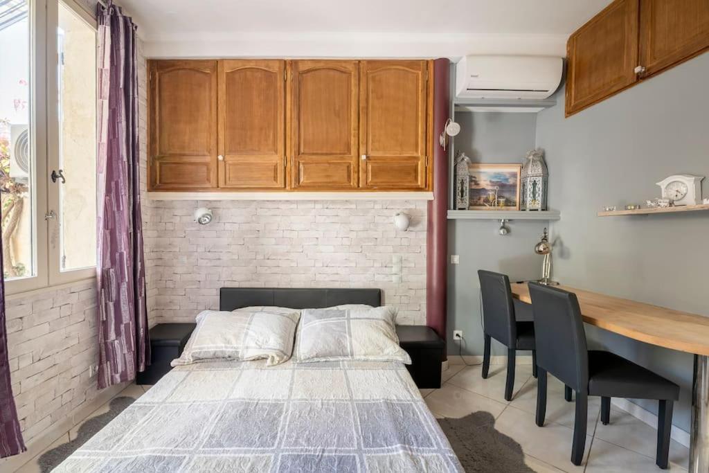 Ideal Pour Deux Voyageurs Sur * Marseille